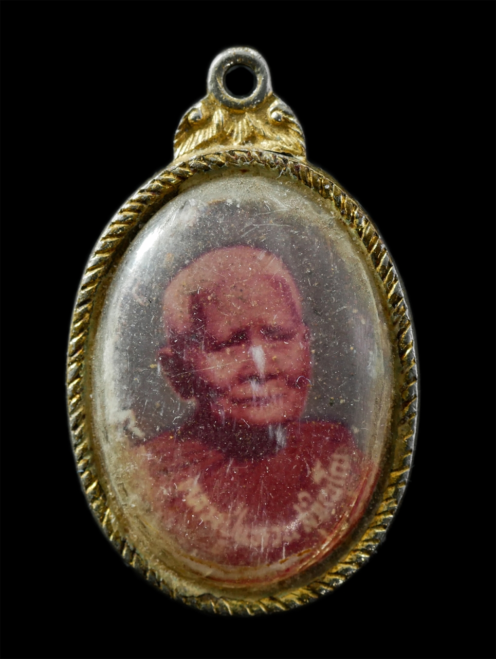 30Jun25 (95)p.jpg - ล็อกเก็ตหลวงปู่แหวน สุจิณโณ วัดดอยแม่ปั๋ง รุ่นวัดบ่อสร้าง อ.สันกำแพง จ.เชียงใหม่ ซึ่งเป็นวัดที่หลวงปู่แหวนเคยไปพำนักอยู่ เนื้อกะไหล่ทอง พระเก่าสวย น่า [..] | https://kamulet.in.th